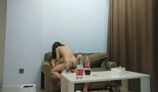 爱情丶故事网恋三天奔现未婚骚女，吃饱和足再操逼，大屁股抱起来猛操，转战床上尽情输出舒服了