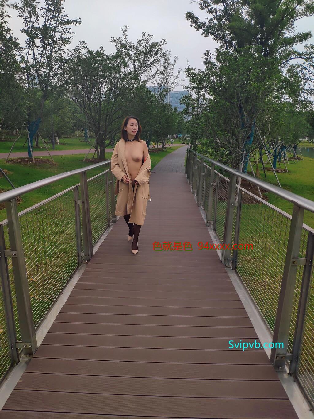 旅行时遇到的骚货，成功收入胯下03[16p]