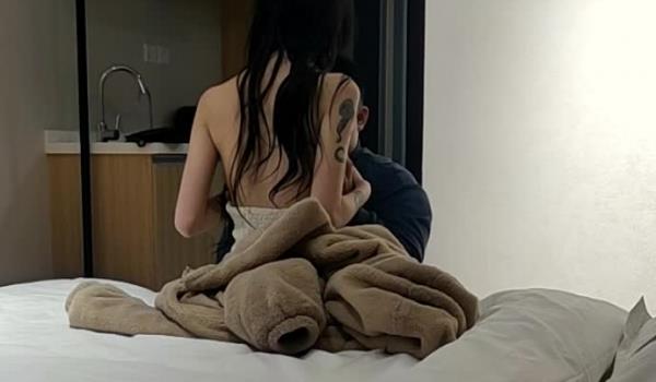 沐子在探花，学生嫩妹，白裙飘飘虽然灯光暗，一眼看清是美女，胖大叔有福了，使劲蹂躏玩弄