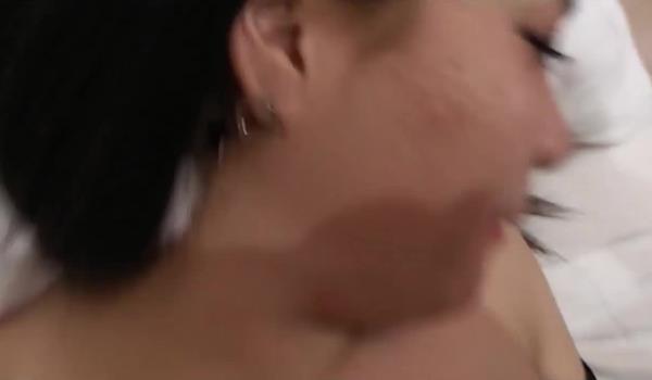 约良家人妻出来唱歌，亲亲摸摸在KTV吃豆腐，一顿操作猛如虎，猛插射精！