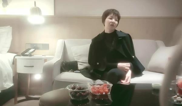 良家故事偷拍 网恋 中年良家妇女收割机，知性小学语文老师，浅聊几句推倒开操骚逼