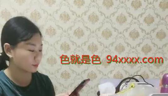 探花哟套路达人 勾搭小少妇 忽悠来闺蜜双飞 到家中啪啪尽享齐人之福 旁边还有婴儿车 对白有趣