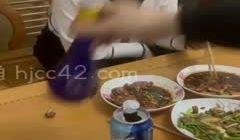 海角社区某小区保安封神之作❤️利用职务便利装针孔偷窥业主洗澡醉奸女业主第01集