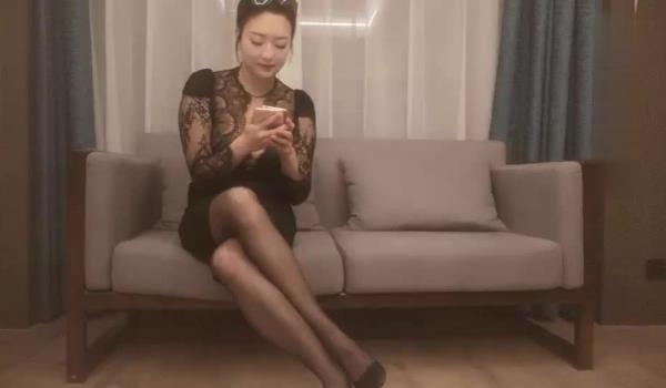 壮哥酒店网约性感黑丝包臀短裙没少妇啪啪，皮肤白皙，身材丰满屁股翘，太厉害了把少妇好像操哭了！
