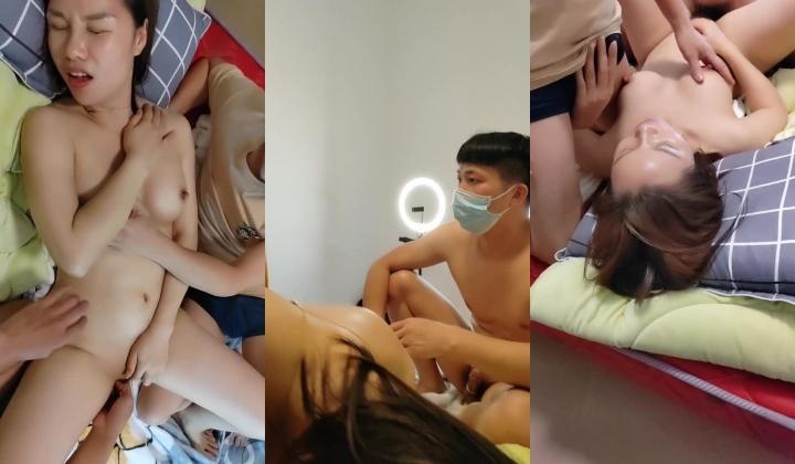 4P淫乱小少妇，颜值不错让几个小哥轮番玩弄，都是年轻小伙这谁受得了，揉奶玩逼特写展示，草嘴又草逼真刺激