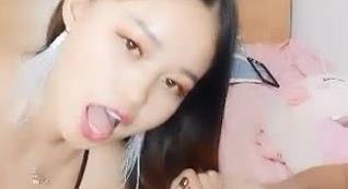 很是风骚的骚货少妇和炮友床上啪啪大秀口交乳交女上位后入各种姿势操逼大秀
