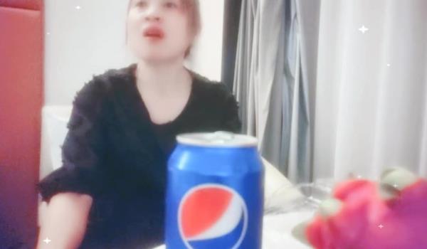 推荐，良家故事偷拍 网恋 中年良家妇女收割机~2天1女，人妻出轨，同时聊几个，寂寞的人真是太多了，刺激