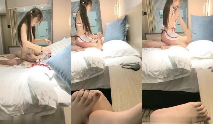 调教玩操身材不错的00后小美女 激情3P让小美女轮着骑在上面自己腰 换装各式黑丝制服诱惑 玩的超嗨