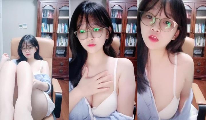 舞蹈系清纯甜美眼镜萌妹桃子小尺度诱惑，脱下内裤扭动性感大屁股，张开双腿揉搓粉穴，揉捏奶子掰穴给你看