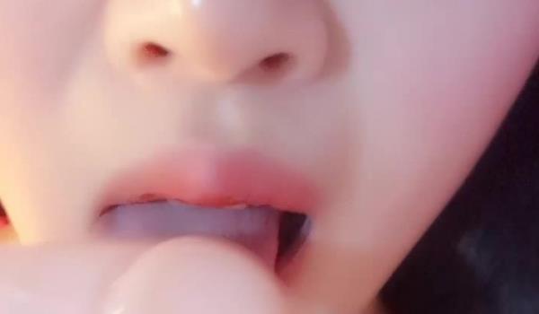 手机直播皮肤粉嫩美女主播道具JJ插逼自慰秀逼逼还很嫩毛不多不要错过