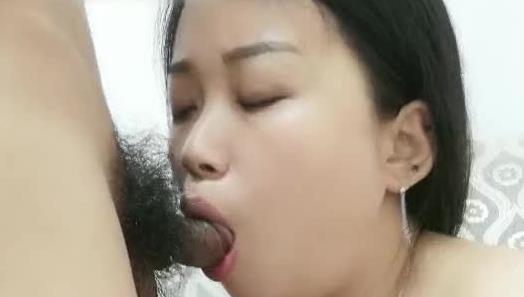 良家少妇被小哥带坏，学会了自慰学会了口交，还要陪小哥一起玩直播，被小哥舔逼好爽，沙发上各种爆草内射