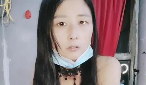农村真实夫妻露脸深夜直播啪啪挣外快，白丝诱惑无毛逼，深喉大鸡巴配合小哥各种抽插听指挥，无套爆草叫的骚
