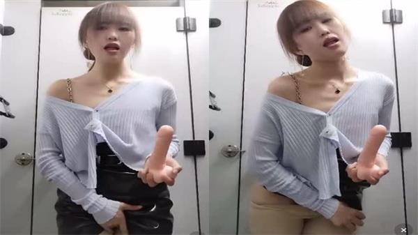 高跟肉丝苗条贫乳癡女公厕露出，淫声蕩语撩骚互动，假屌爆菊自慰高潮喷发