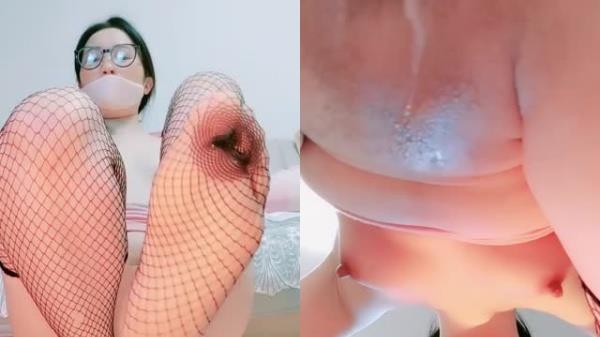 眼镜OL高跟网袜肥臀癡女 淫叫挑逗玩弄小黄瓜 无毛嫩穴被假屌爆操
