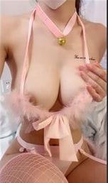 粉吊带网袜36D雪白豪乳小骚货，粗大假屌狂插湿穴浪水四溅！
