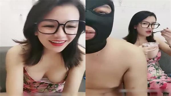 黑框眼镜风骚御姐家居诱惑，被大哥干到高潮迭起