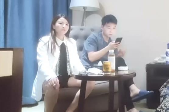 女士着优雅西装展现傲人曲线，黑丝美腿勾人魂魄，欲罢不能地狂野交织