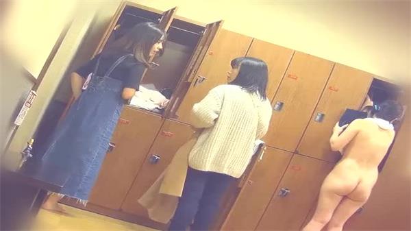 11月新作大衆銭汤女子更衣室盗撮 人妻たちの秘めたる欲望が溢れ出す瞬间…