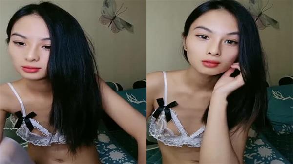 白丝小乳癡女深喉伺候，狼友骑乘上位狂操