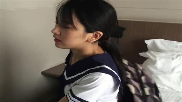 猥琐摄像师下药迷晕美女，疯狂玩弄她鲜嫩多汁的小鲍鱼
