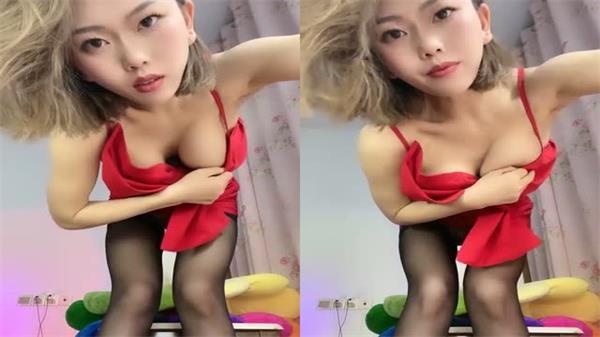 高挑黑丝爆乳癡女浪叫挑逗，骑假屌疯狂操干