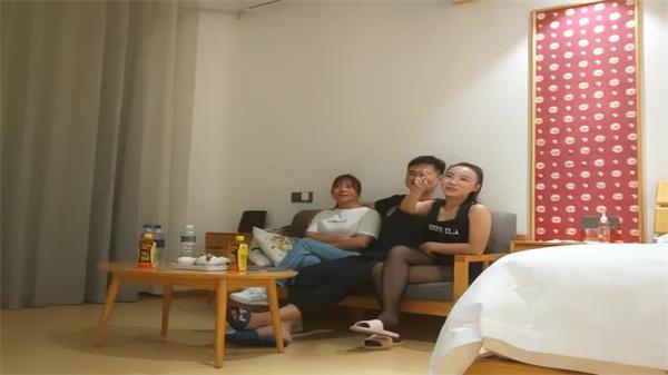 换妻传媒企划：激情邀约中年夫妇，互换人妻4P大战！双穴齐开，高潮迭起！