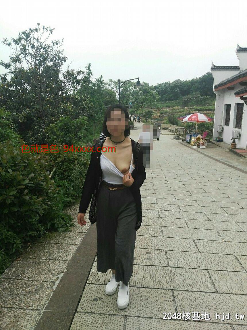 短发美女景区露出[10p]