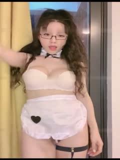 卷发黑框眼镜的爆乳尤物，御姐诱惑让你欲火焚身