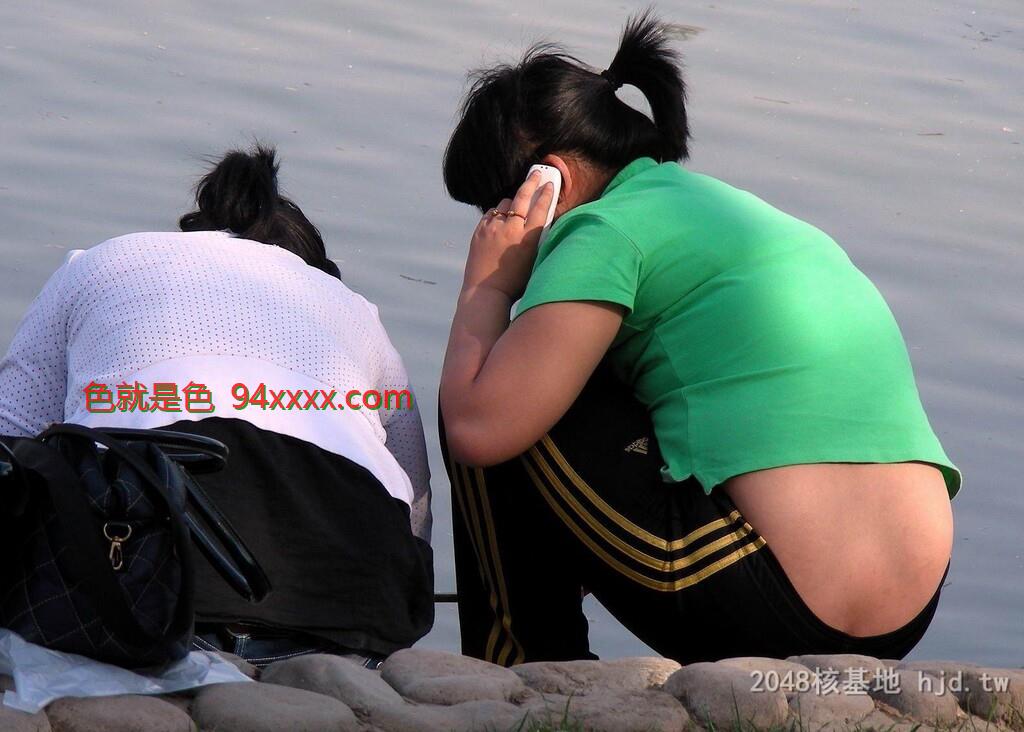 河边少妇下蹲露出半个屁股[10P]