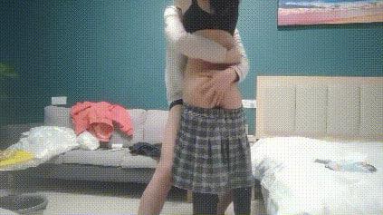 巨乳美女我下面浅上位顶到小肚子会痛不要射里面射的时候我拔出来身材高挑前凸后翘控制不住最后还是被小哥内射了