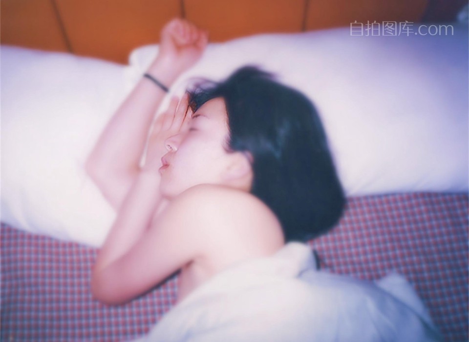 人妻睡觉也诱惑情趣露出6P