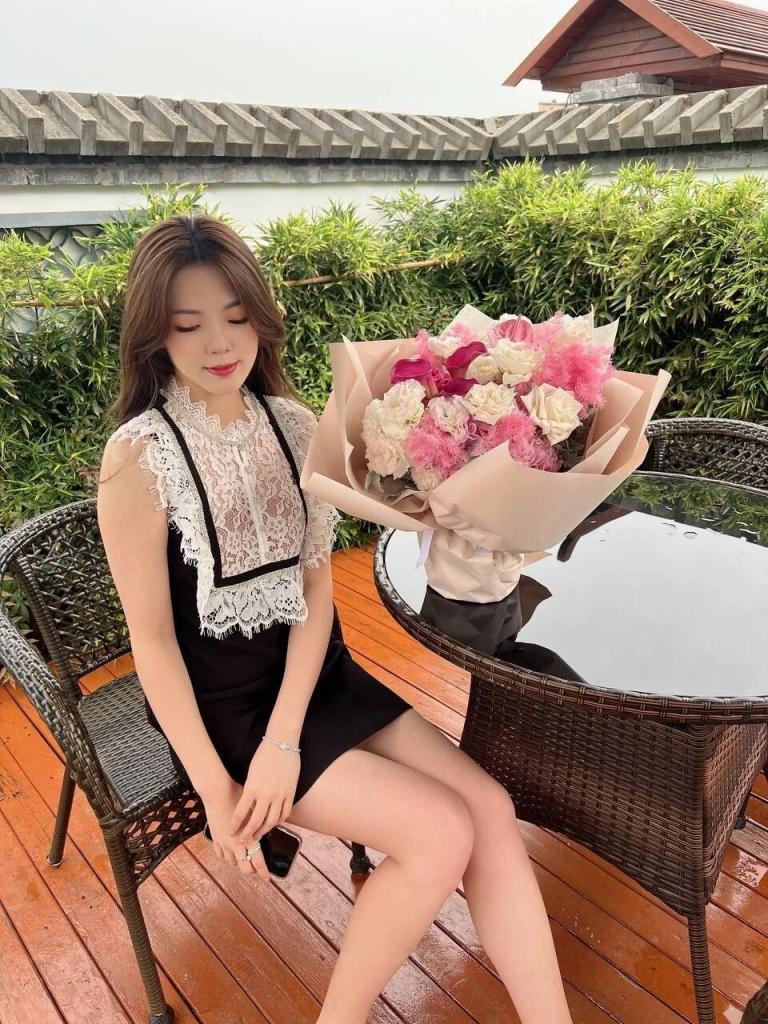 漂亮的骚货女友温泉开发[15P]