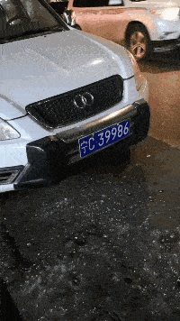 搞笑GIF：高铁上遇到这样的妹子，内心深处真的会万马奔腾啊！