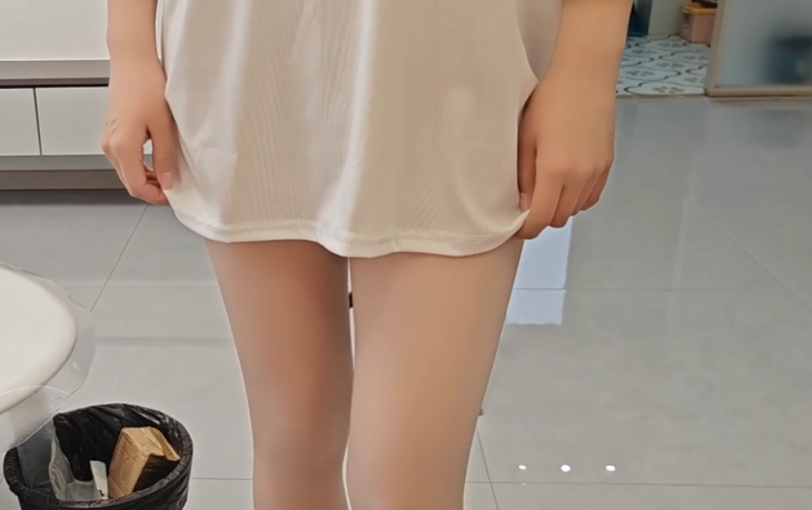 性感骚妈当着儿子面被陌生人中出，淫水混合精液给儿子当润滑油！[18P]