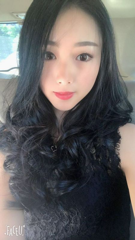 刚刚结婚不久的美女