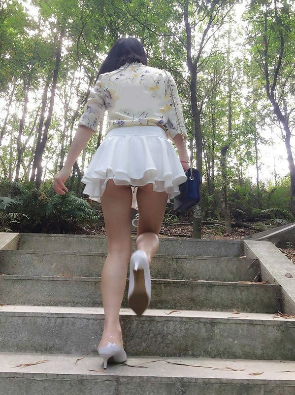 不能旅游只能在公园和健身器材露出了