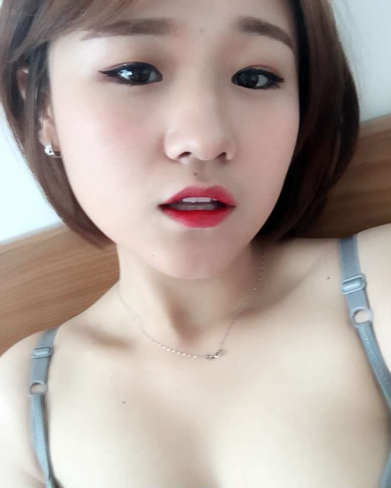 小奶头小嘴的妹子，还有生活照哦11P