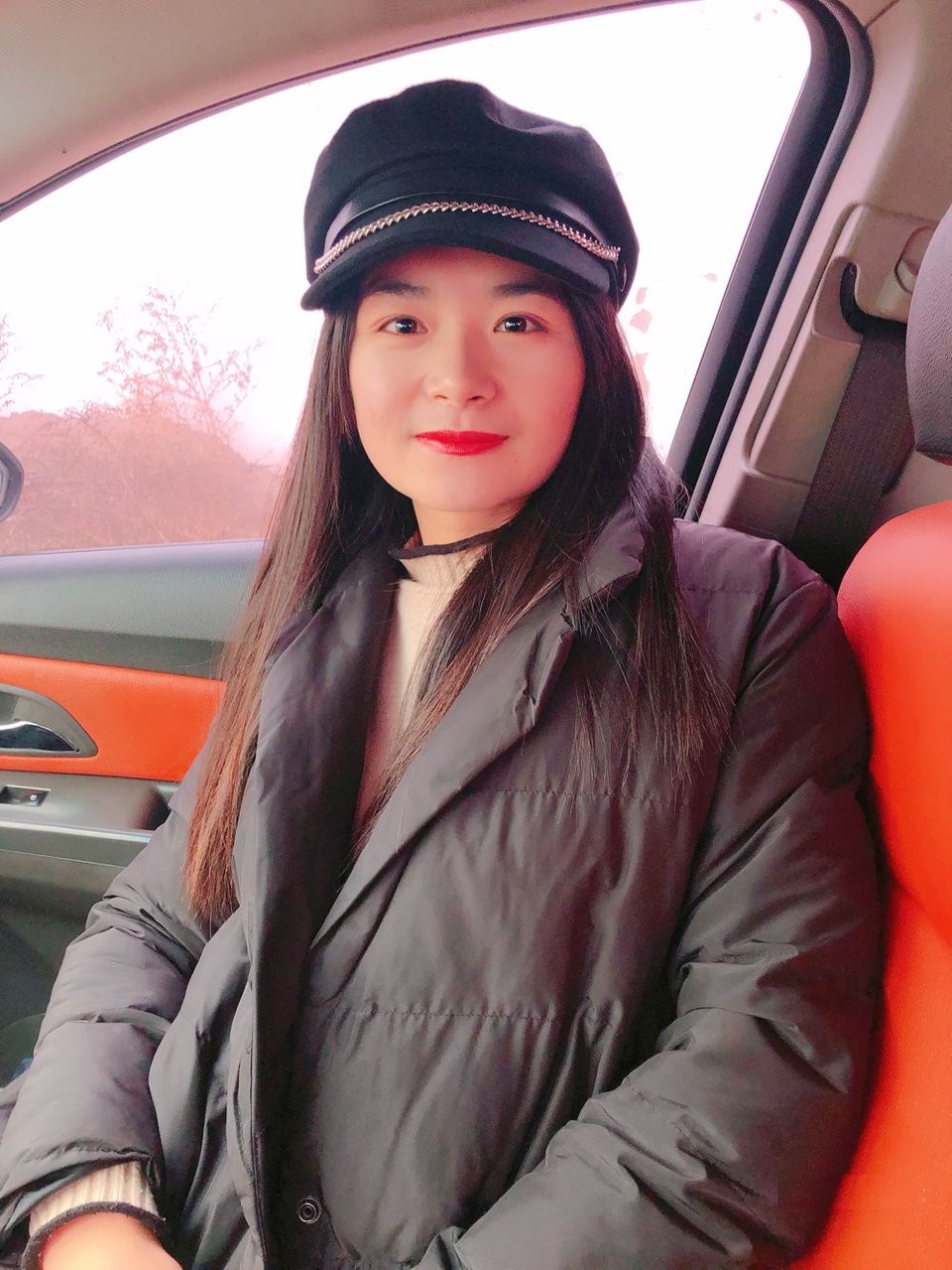 迷人少妇露脸掰穴等你来插，那深穴都能吃人的19P