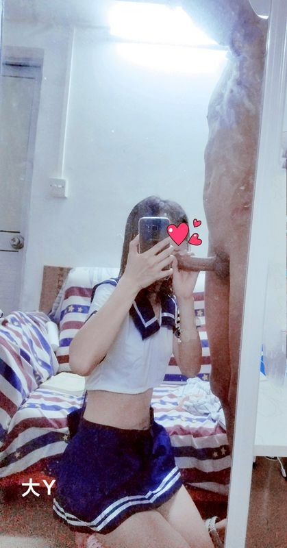 大Y，22岁小女友学生装诱惑，年轻肌肤，白嫩诱人