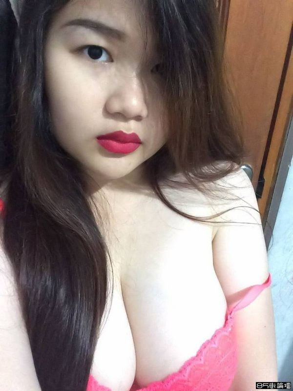 21岁的D奶妹子露乳插逼