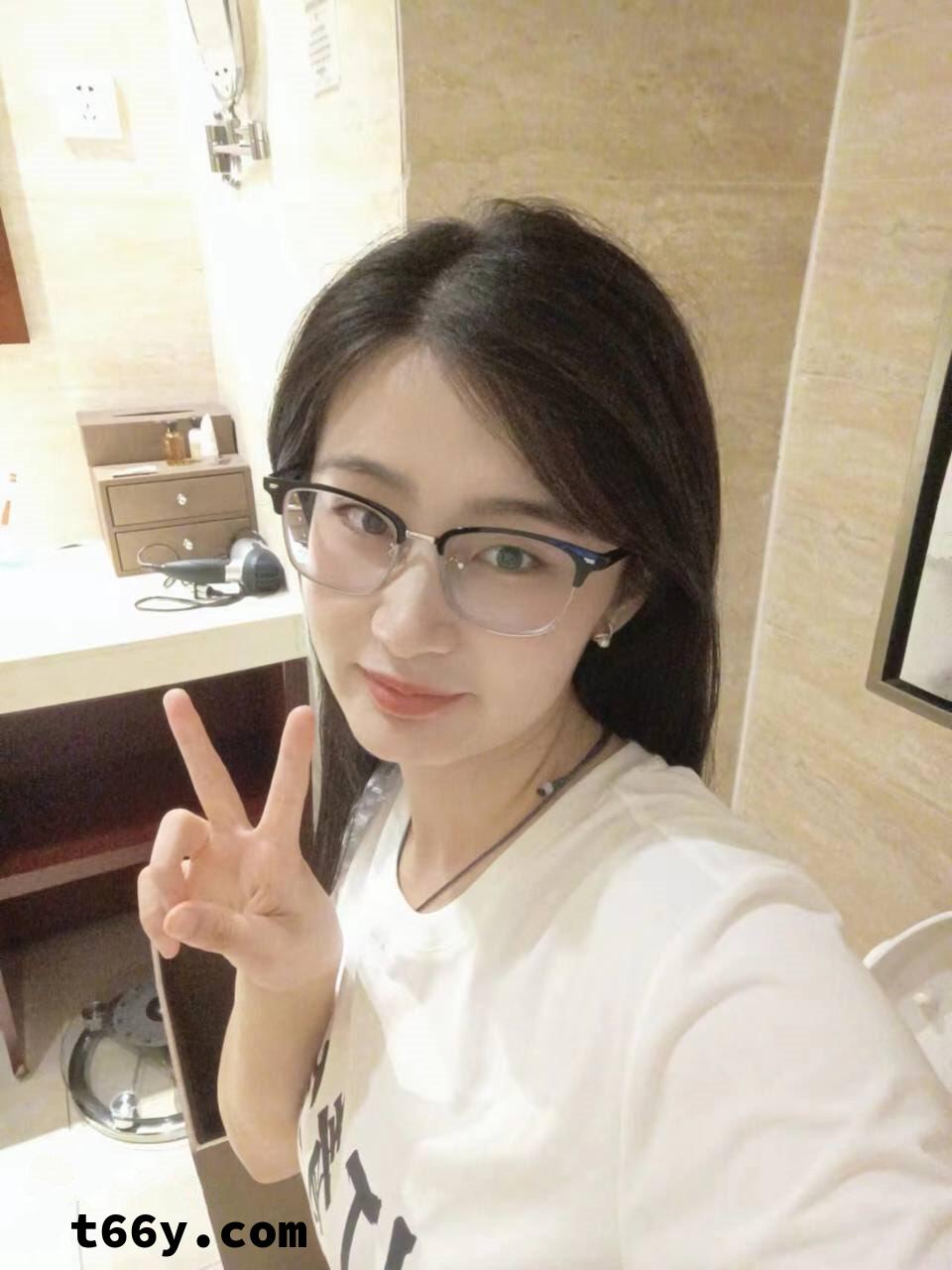 肤白貌美身材非常好的少妇，奶子又大又白，平时一脸正经谁又想到背地里这么骚[11P]