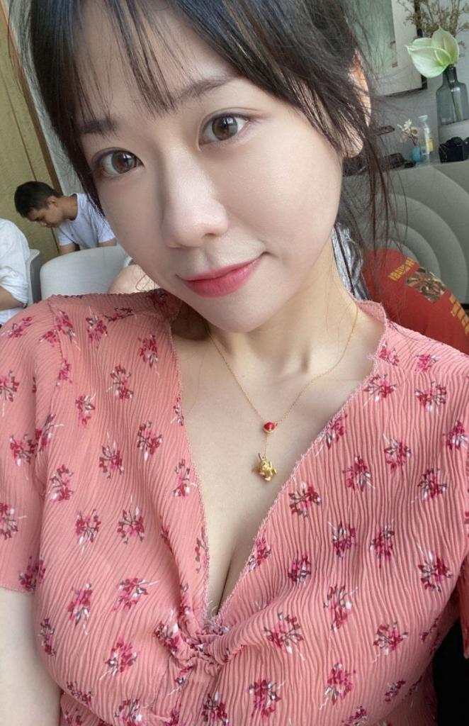 完美眼镜娘诱人的身材 [23P]