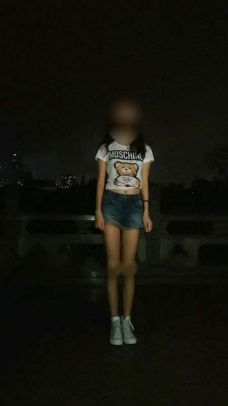 想不想舔少女的小穴呢