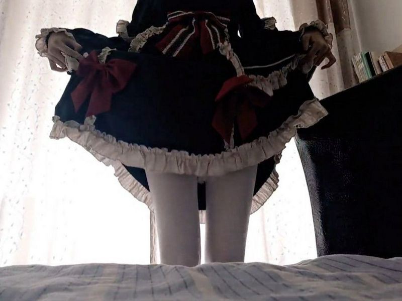 白色丝袜裙子的美女