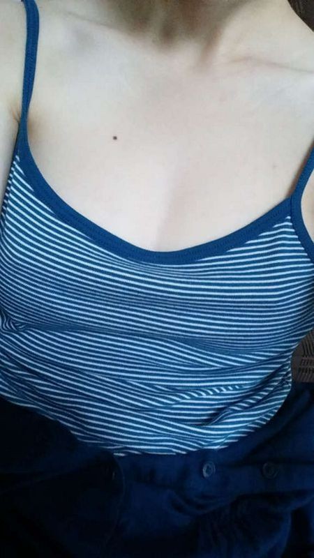 看到女朋友的粉嫩大乳头真想吸一下