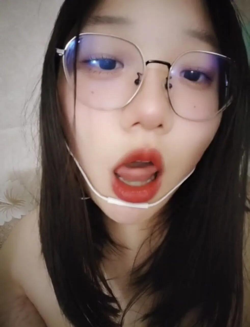 肥嘟嘟的眼镜妹寂寞空虚，只能自己揉奶子[10P]