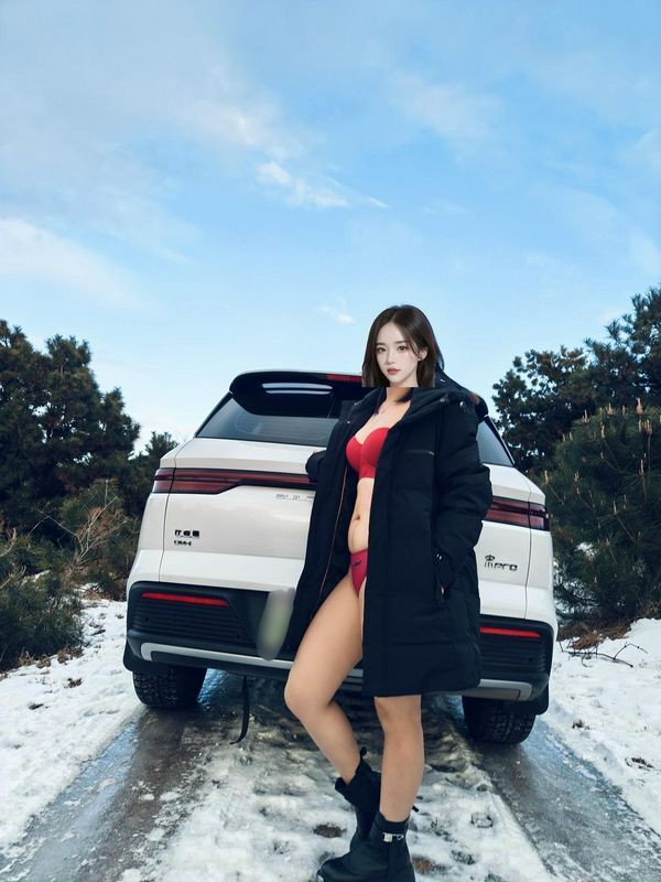 红色的内衣内裤就像雪地里的一支红玫瑰