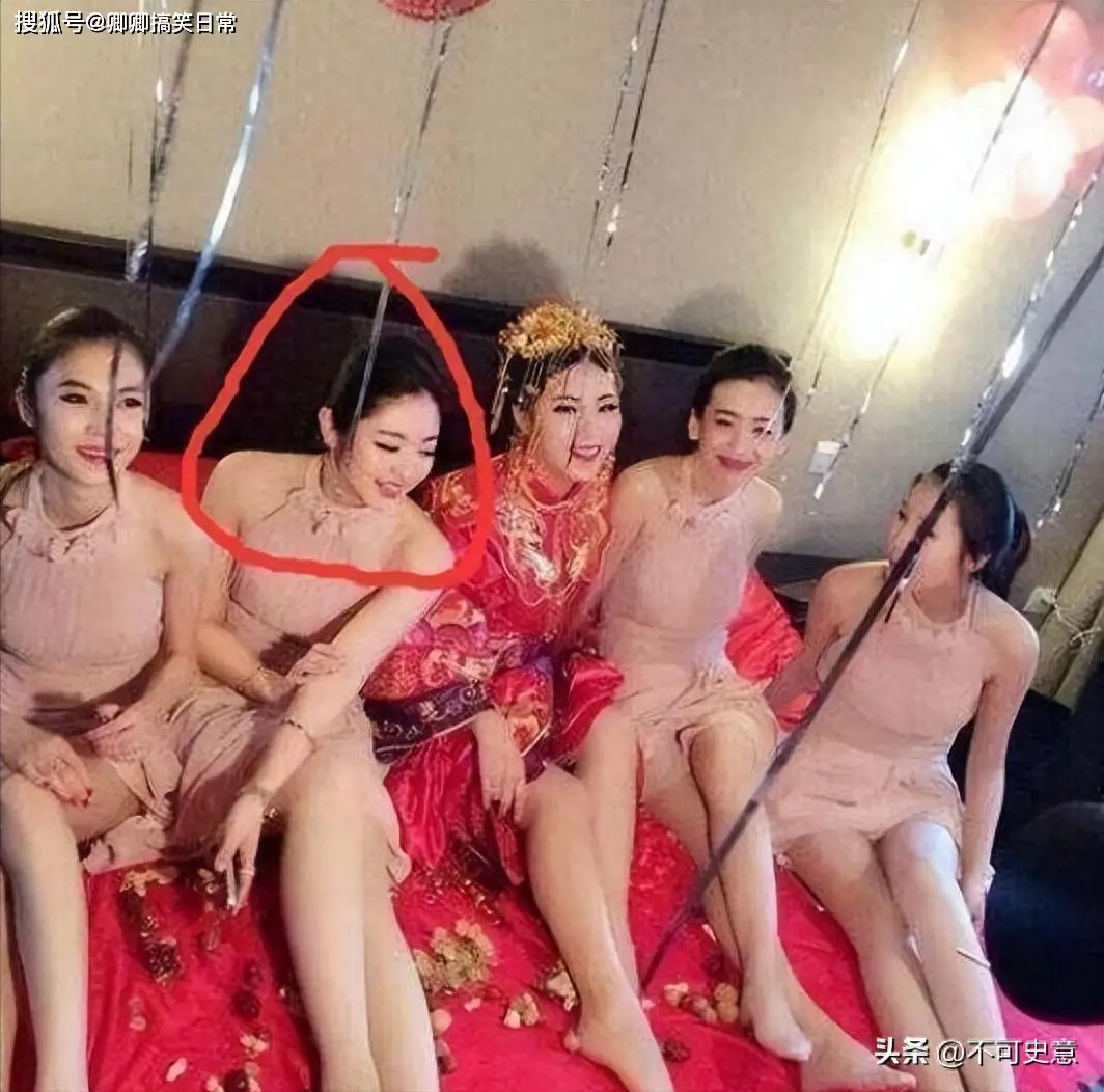 搞笑GIF：女子穿成这样坐地铁，引的男乘客纷纷侧目