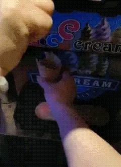 搞笑GIF：这两个妹子在公园穿瑜伽裤加露背装，我咋这么想给她俩后背拔拔罐呢