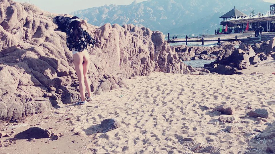 喜欢到处外露的极品美腿小母狗53P